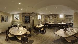 a restaurant with tables and chairs in a room at Hotel Il Cavallino in Warendorf