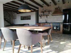 - une salle à manger avec une table et des chaises en bois dans l'établissement Villa Perla Dalmatica, à Rogoznica