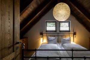 a bedroom with two beds in a attic at Pension Kleiner König in Struppen-Siedlung