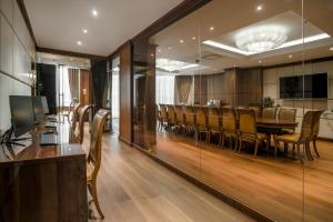 una sala da pranzo e una cucina con tavolo e sedie di Nobil Luxury Boutique Hotel a Chişinău