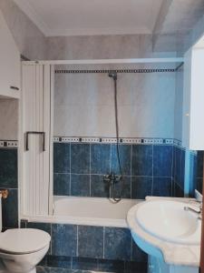 a bathroom with a tub and a toilet and a sink at Fantásticas Vistas al Mar in Alicante