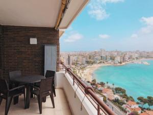 balcón con mesa y sillas y vistas a la playa en Fantásticas Vistas al Mar, en Alicante