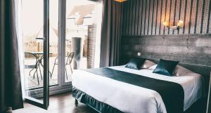 Кровать или кровати в номере Logis- Hôtel de la Baie de Wissant & Appartements