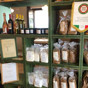 ポンティ・スル・ミンチョにあるagriturismo2laghiのボトル入りワインとパンの棚