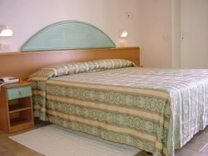 A bed or beds in a room at Hotel Cigno D'Oro