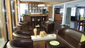 a living room with leather chairs and a table at Hotel Stuttgart 21 in Stuttgart