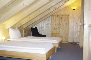 エンキルヒにあるHüttenflair-Mosel Ferienwohnungのベッドルーム(ベッド2台付)が備わる屋根裏部屋です。