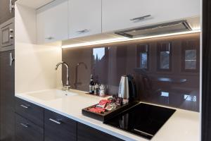Kuchyň nebo kuchyňský kout v ubytování RMH Lazure Luxury Apartments