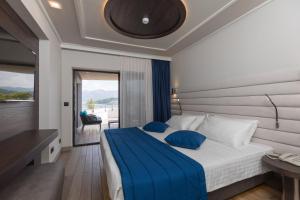 sypialnia z łóżkiem z niebieskim kocem w obiekcie RMH Lazure Luxury Apartments w mieście Lopud