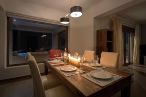 uma mesa de jantar com uma vela em Alav Pool Villa em Afantou