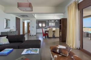 salon z kanapą i stołem w obiekcie Alav Pool Villa w mieście Afandu