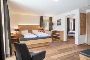 Postel nebo postele na pokoji v ubytování Hotel Grimsel Passhöhe + 134 fotografií