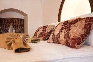 Postel nebo postele na pokoji v ubytování BEHRAMPAŞA OTEL &CAFE &RESTAURANT