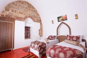 Postel nebo postele na pokoji v ubytování BEHRAMPAŞA OTEL &CAFE &RESTAURANT
