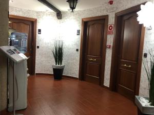 um corredor com duas portas e um vaso de plantas em Apartamentos Los Angeles em Alcañiz