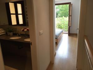 un bagno con due lavandini e una porta con finestra di Apartamentos Viejo Continente a Cuenca Altre 69 foto