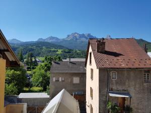 an overhead view of a building with mountains in the background at Appartement Barcelonnette in Barcelonnette