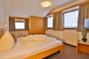 Posteľ alebo postele v izbe v ubytovaní Apartmenthaus Jörg - im Sommer INKLUSIVE Super-Sommer-Card