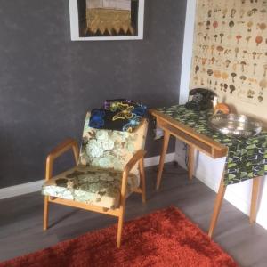 Habitación con mesa, silla y mesa. en Kansakoulu, en Västanfjärd