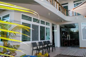 Rõdu või terrass majutusasutuses Hotel Cally
