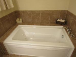 een groot wit bad in de badkamer bij The Crest 200-J Condo in Sugar Mountain