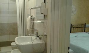 La salle de bains est pourvue d'un lavabo et d'un lit. dans l'établissement Pensione S. Antonio Ristorante Silvia, à Furci Siculo