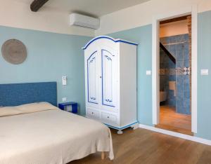 1 dormitorio con 1 cama y baño con ducha en Orto al Mare Room Rental, en Riomaggiore