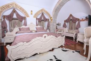 Postel nebo postele na pokoji v ubytování BEHRAMPAŞA OTEL &CAFE &RESTAURANT