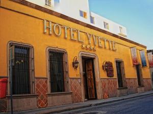 un edificio amarillo con las palabras hotelero en él en Hotel Yvette en León