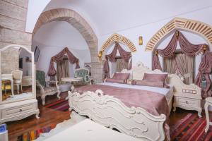 Postel nebo postele na pokoji v ubytování BEHRAMPAŞA OTEL &CAFE &RESTAURANT