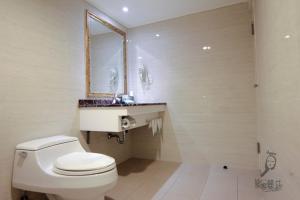 Koupelna v ubytování Monalisa Hotel + 20 fotografií