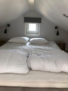 Postel nebo postele na pokoji v ubytování Annelund + 1 fotografie