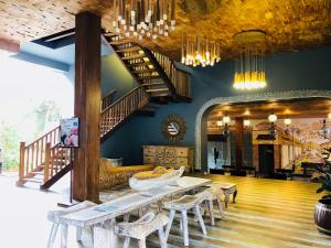 ウナワトゥナにあるThaproban Pavilion Resort and Spaのテーブルと椅子、階段が備わる客室です。