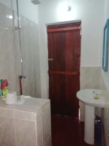 Ванная комната в Sunny House Paje