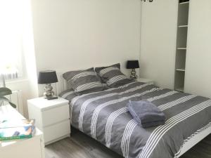 Un pat sau paturi într-o cameră la Le Clousy- Gîte - CARQUEFOU Centre