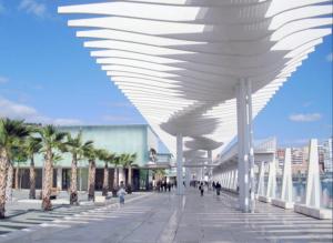 un revestimiento de un edificio con techo blanco en Málaga Center Beach en Málaga
