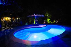 una piscina por la noche con luces azules en Las Brisas del Sur, en Ojochal