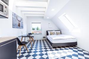 ein Schlafzimmer mit einem Bett und einem Schachbrettboden in der Unterkunft Pension Bottwartal in Abstatt