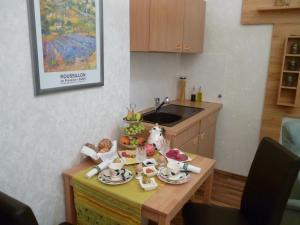 uma cozinha com uma mesa com comida em Villa Charlotte em Bad Liebenstein