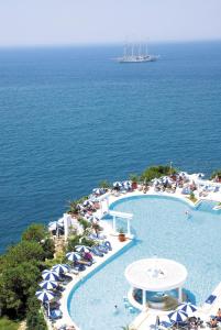 Der Swimmingpool an oder in der Nähe von Korumar Hotel Deluxe
