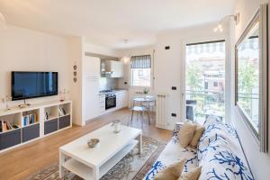 a living room with a couch and a table at La casina di Ivonne Arezzo Centro in Arezzo