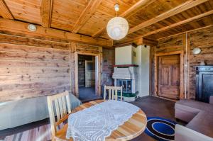 ein Esszimmer mit einem Tisch in einer Hütte in der Unterkunft Domek na Górce in Sorkwity