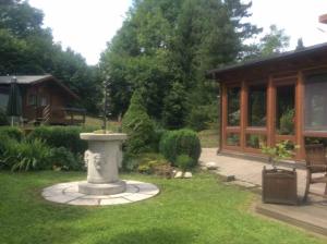 un jardín con una fuente en medio de un patio en Pension Haus am Heubach, en Bad Staffelstein