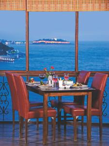 Een restaurant of ander eetgelegenheid bij Korumar Hotel Deluxe