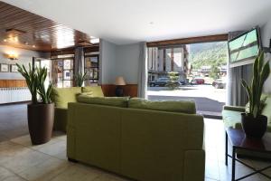A seating area at Eth Palai