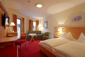 Postel nebo postele na pokoji v ubytování Familiengut Hotel Burgstaller + 37 fotografií
