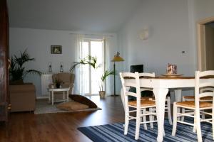 a living room with a white table and chairs at B&B Mario & Mario in Trezzo Tinella