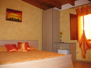 a bedroom with a bed and a window at B&B Melius in Migliuso