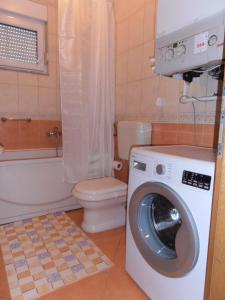 La salle de bains est pourvue d'un lave-linge et de toilettes. dans l'établissement Albatros A1, à Zagreb