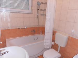 La salle de bains est pourvue d'une baignoire, de toilettes et d'un lavabo. dans l'établissement Albatros A1, à Zagreb